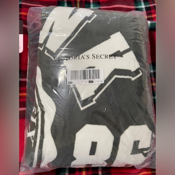 NEW VICTORIA'S SECRET PINK Vintage Green 60" x 72" (bigger size) Sherpa Blanket - Picture 7 of 9